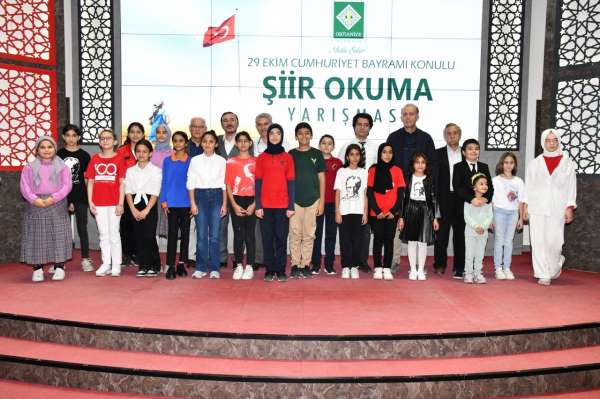 Osmaniye Belediyesi'nin düzenlediği ortaokullar arası şiir okuma yarışmasının kazananları belli oldu