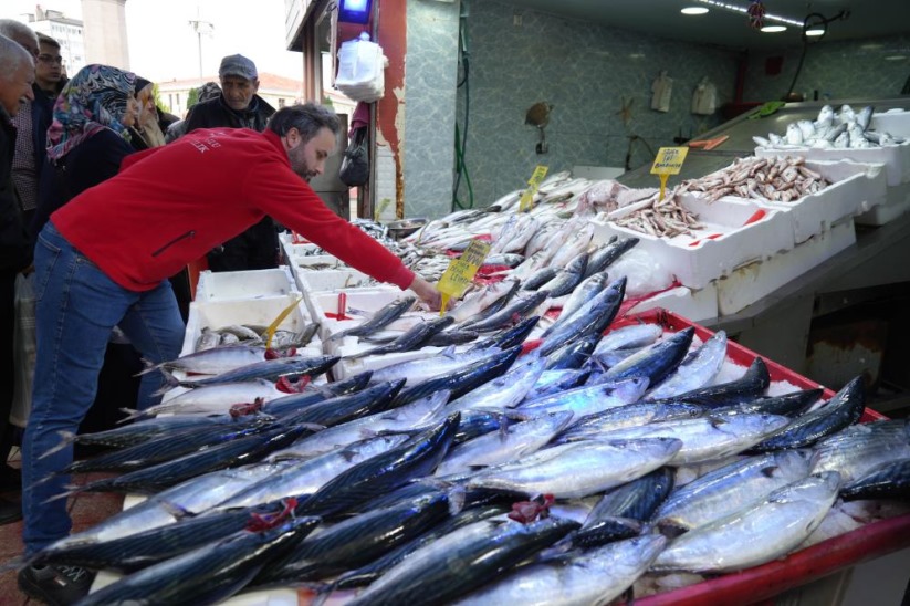 Samsun'da fırtına dindi, balık tezgahları şenlendi