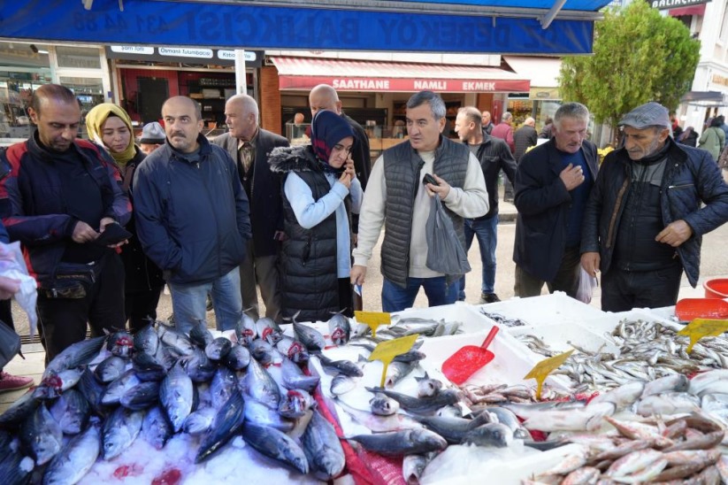 Samsun'da fırtına dindi, balık tezgahları şenlendi