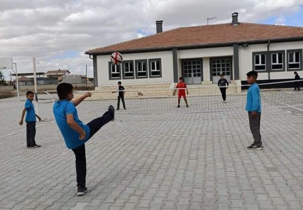 Eskil'deki okullarda ayak tenisi müsabakaları başladı