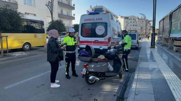 Otomobilin motosiklete çarpıp kaçtığı kazada 2 kadın yaralandı