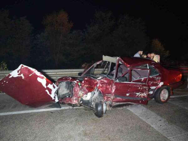 Kastamonu'da zincirleme trafik kazasında Tofaş hurda yığınına döndü