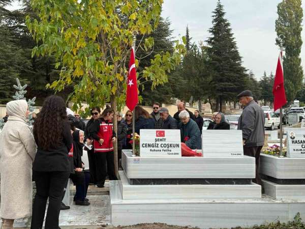 TUSAŞ'a düzenlenen terör saldırısı şehitleri yıl dönümünde kabri başında anıldı