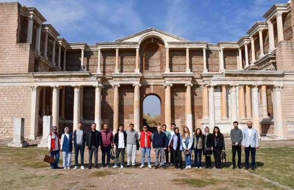 Yeni üniversiteliler Salihli'yi keşfetti