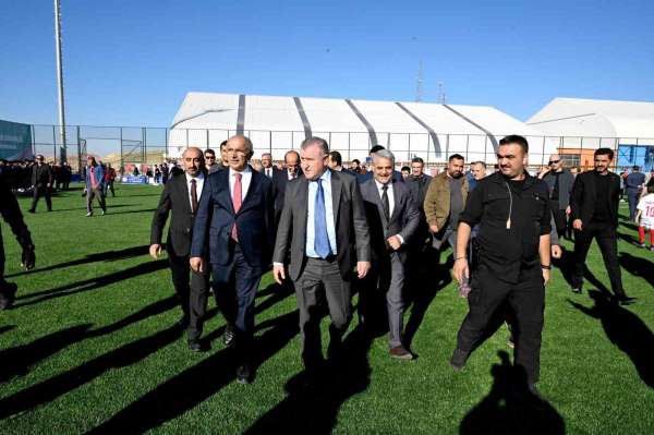 Bakan Bak'tan Melekbaba Spor Tesisi'ne tam not