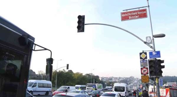 Eyüpsultan'da kazada 4 kişi yaralandı: Baba kızına sarıldı, olay yerine gelen anne fenalaştı