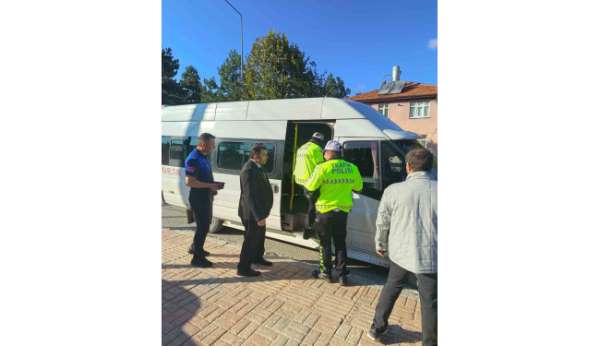 Ladik'te taşımalı eğitim servislerine sıkı denetim: 15 minibüs kontrol edildi