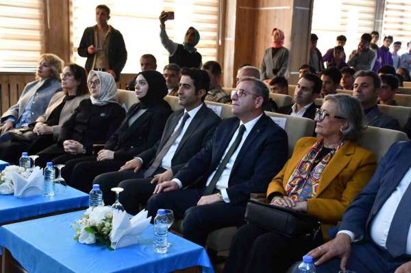 Sarıkamış'ta Fen Lisesi'ne 'Yaşayan Kütüphane' kazandırıldı