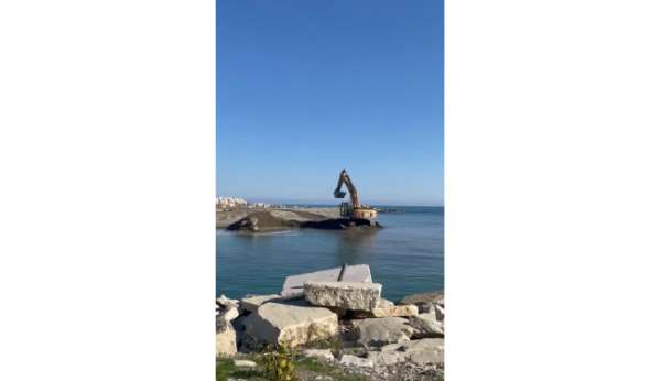 Sinop'ta zarar gören balıkçı barınağında temizlik mesaisi