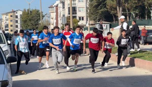 Tavşanlı'da gençler Cumhuriyet koşusunda ter döktü
