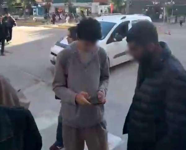 Tespih sattığını iddia ederek öğrenciden para talep eden şahıs kamerada