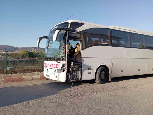 Tokat'ta otobüs ile traktör çarpıştı: 1 yaralı