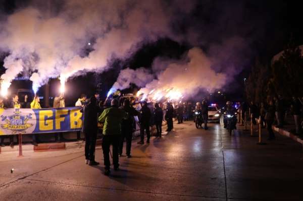 Fenerbahçe'ye Malatya'da coşkulu karşılama 