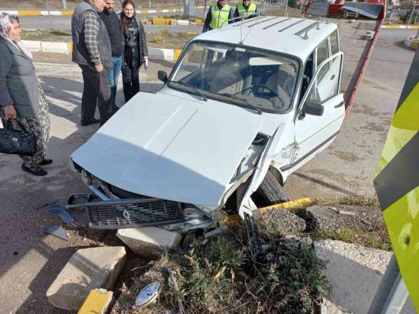 2 otomobilin çarpıştığı kazada şans eseri yaralanan olmadı - Afyonkarahisar haber