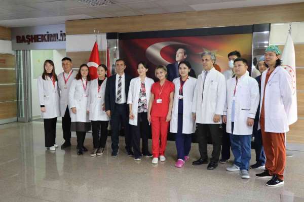 Kazakistan'dan gelen asistan doktorlar Mengücek Gazi Eğitim ve Araştırma Hastanesinde eğitim görüyor - Erzincan haber