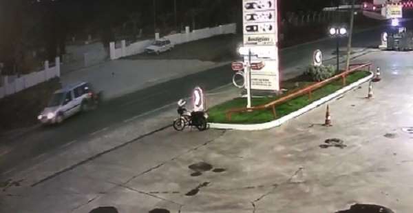 Motosiklet sürücüsünün ağır yaralandığı kaza kamerada - İzmir haber