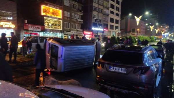 Rize'de refüje çarpan otomobil yan yattı: Sürücü kazayı yara almadan atlattı
