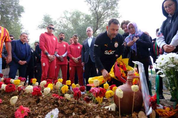 Galatasaray yönetimi ve futbolcular, Yiğit Kurt'un mezarını ziyaret etti