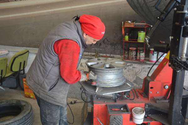 Sinop'ta lastikçilerin kış lastiği mesaisi