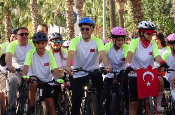 Mersin'de yaşlısından gencine bisiklet tutkunları pedal çevirdi