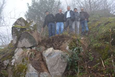 Kaçak kazı sonrası yamaçtaki kaya parçası korkutuyor 