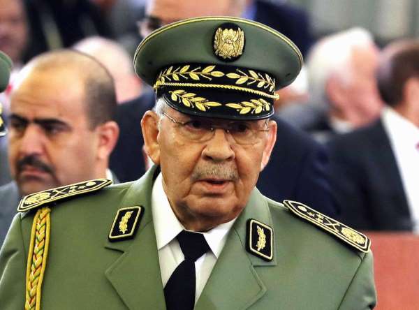 Cezayir'de Bouteflika'ya istifa çağrısında bulunan ordu şefi Salah hayatını kayb