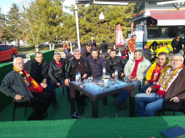 Kayserispor'un efsane oyuncularından Levent Kurt, Başakşehir maçını taraftarlarl