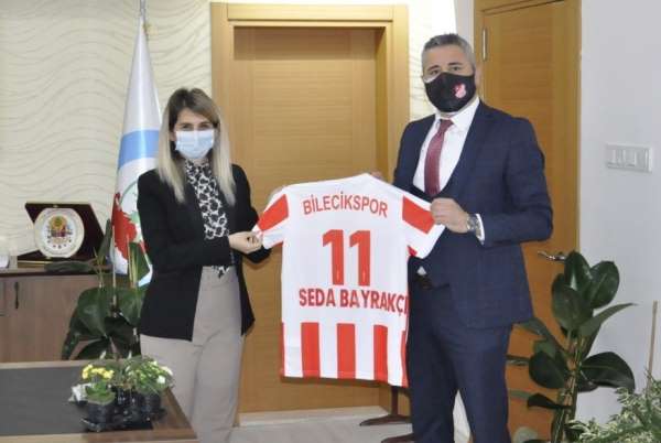 Bilecikspor Başkanı Avcı, Genel Sekreter Bayrakçı'ya Bilecikspor forması hediye 