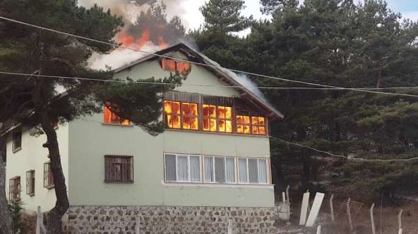 Tadilat yapılan yayla evi alev alev yandı 