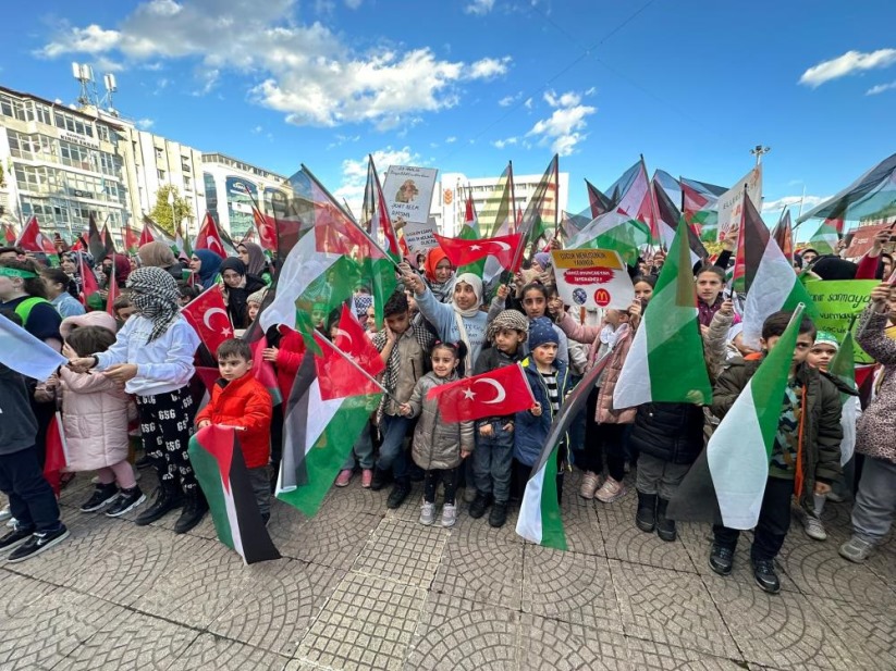 Samsun'da Filistinli çocuklar için yürüyüş