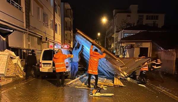 Amasya'da fırtına: Çatılar araçların üstüne uçtu, ağaçlar devrildi