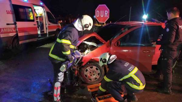 Keşan'da 2 otomobilin çarpıştığı kazada 1 kişi öldü, 5 kişi de yaralandı