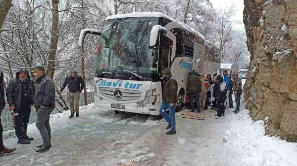 Tunceli'de kayganlaşan yolda kaza: 3 yaralı