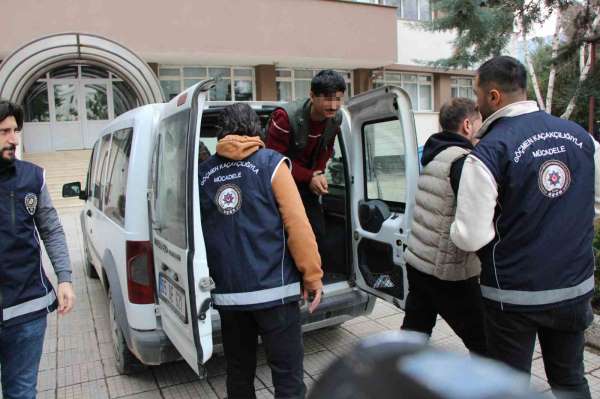 Amasya'da durdurulan otomobilden 4 kaçak göçmen çıktı