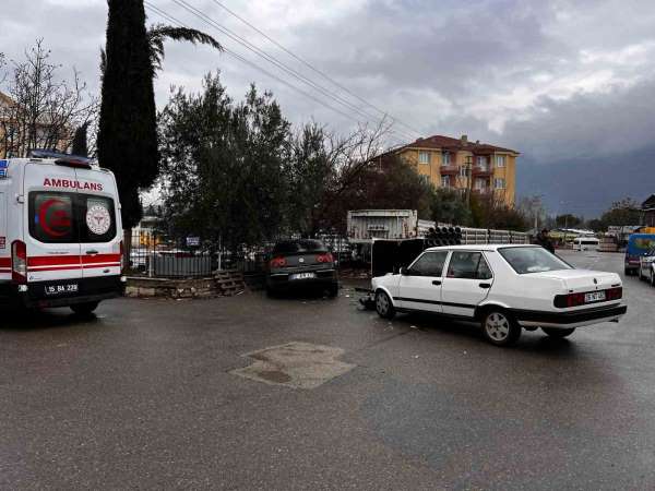 Burdur'da ehliyetsiz genç kaza yaptı: 1 yaralı