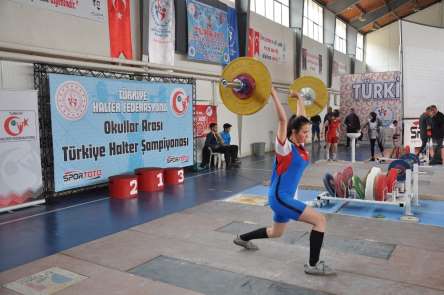 Türkiye'nin genç haltercileri Simav'da kıyasıya yarıştı 