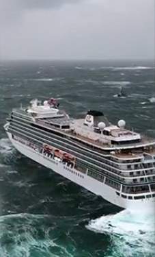 Turist gemisi bin 300 yolcuyla denizde sürükleniyor