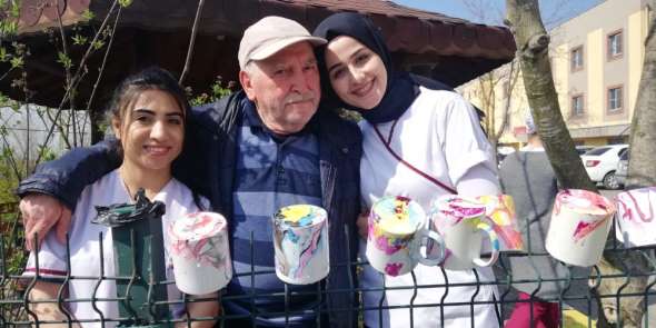 Öğrenciler huzurevi sakinleri ile spor yaptı bardak boyadı