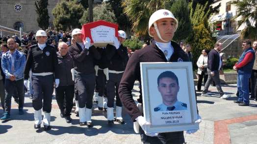 Asansör boşluğuna düşerek ölen genç polis toprağa verildi 