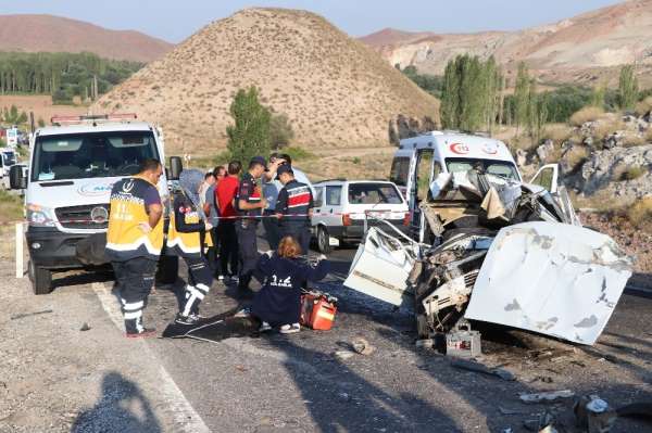 Anne ve oğlu kazada öldü, 3 kişi yaralandı