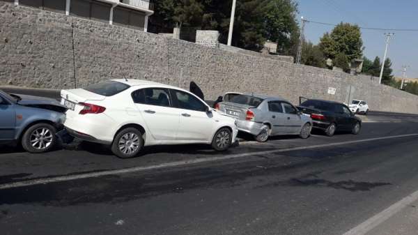Diyarbakır'da 6 aracın kazaya karışmasına neden olan sürücü olay yerinden kaçtı
