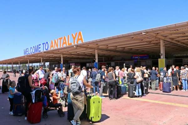 Antalya Havalimanı'nda 'Thomas Cook' kuyruğu 