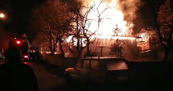 Amasya'da korkutan ev yangında alevler çatıyı sardı 