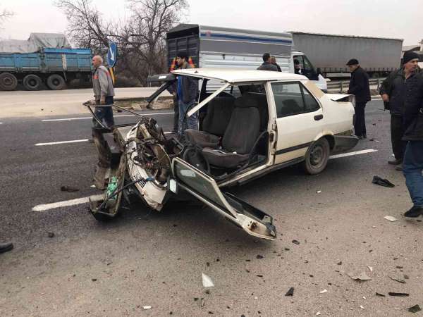 Bursa'da feci kaza: Otomobil ikiye bölündü, 3 kişi yaralandı - Bursa haber