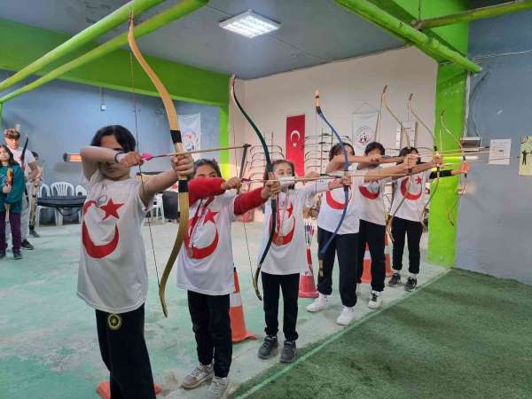 Okçuluk sporuna ilgi arttı, gençler hedeflerini 12'den vuruyor - Adana haber