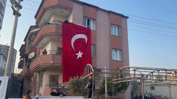 Şehit ateşi Hatay'a düştü, baba evine Türk bayrakları asıldı - Hatay haber