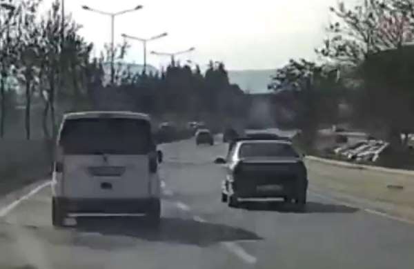 Seyir halindeyken kaputu açılan araç kaza yapmaktan son anda kurtuldu - Eskişehir haber