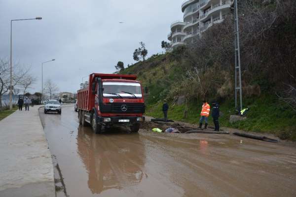 Sinop'ta yol çöktü, su borusu patladı 