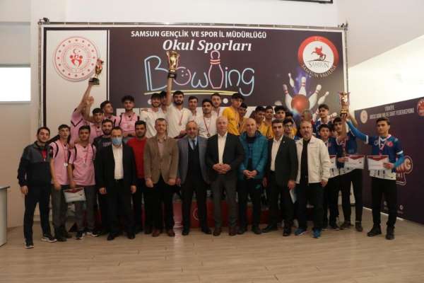 Liselerarası Bowling Türkiye Şampiyonası'nın kazananlar kupalarını aldı