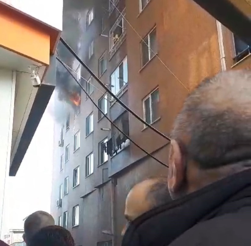 Samsun'da 8 katlı apartmanda yangın: 3 kişi dumandan etkilendi